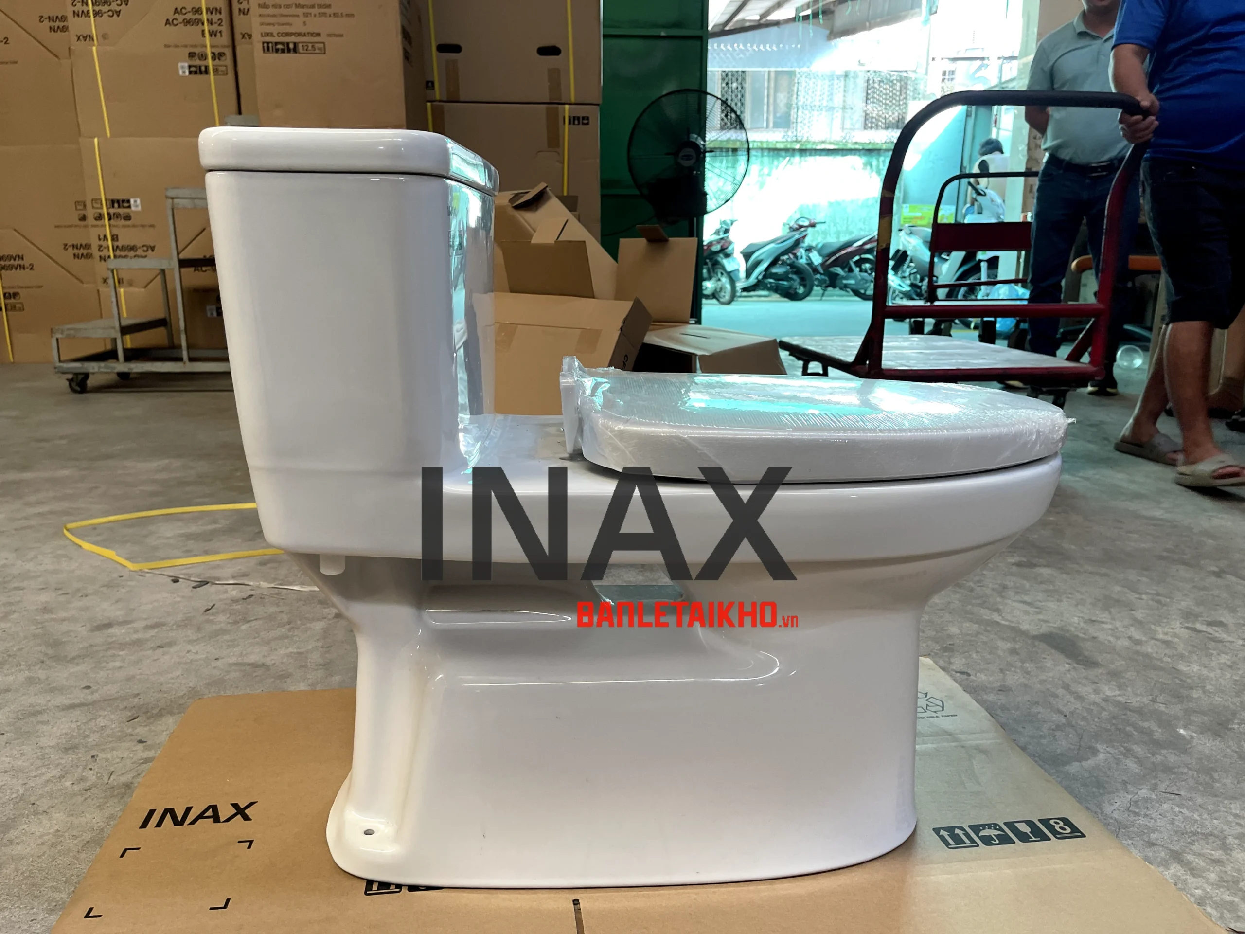 Góc nhìn bên hông của Bồn Cầu INAX AC-969VN (3)