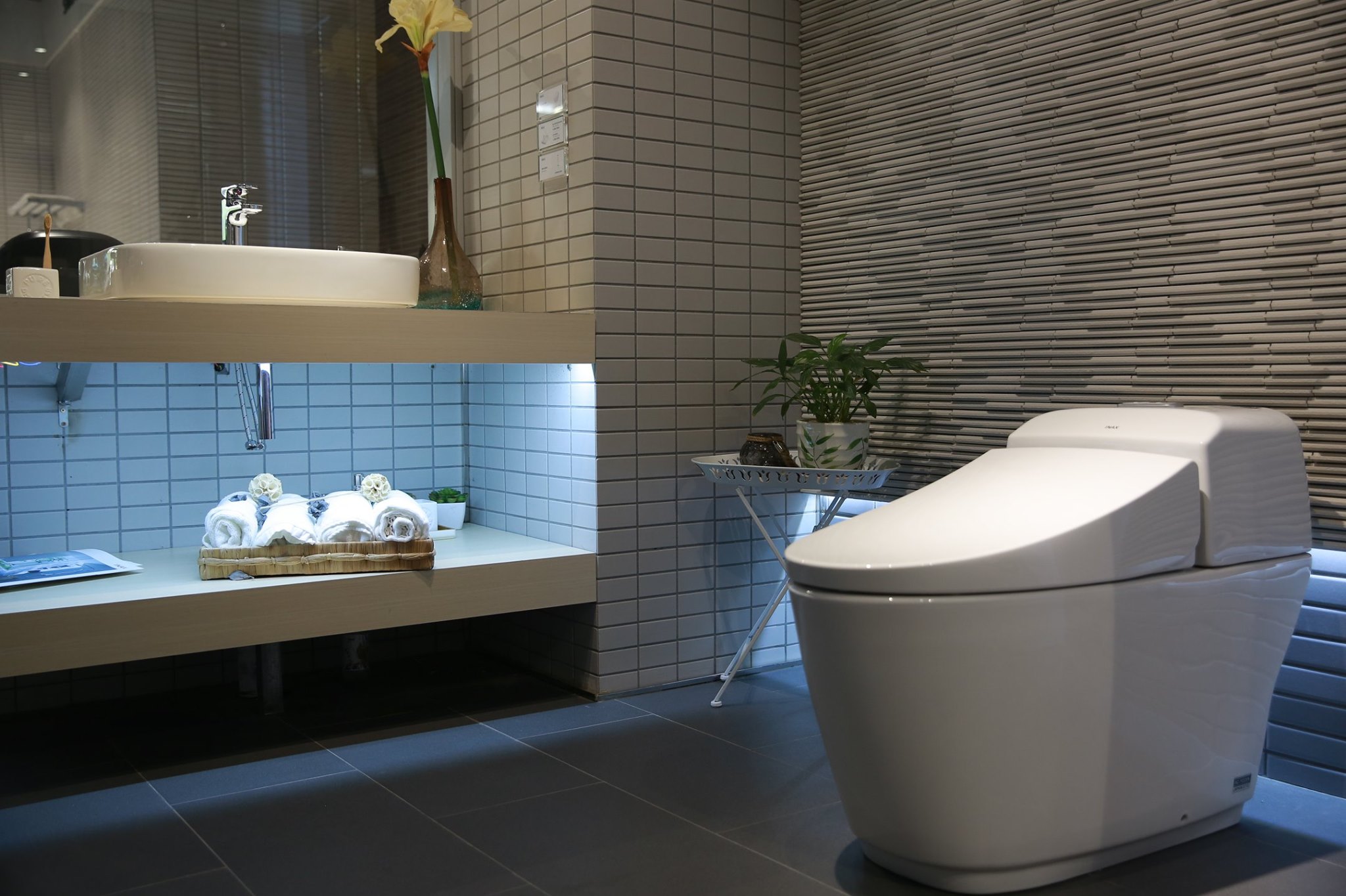 Bồn Cầu INAX vs TOTO: So sánh chi tiết 2025 3 so-sanh-bon-cau-inax-vs-toto-inax-ban-le-tai-kho-1