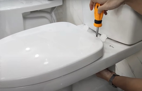 cach-thao-bon-cau-inax-2